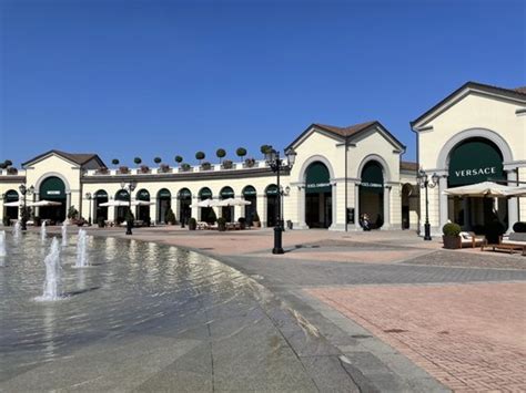 serravalle outlet store hours.